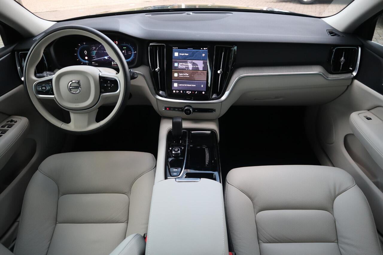 Volvo V60 2.0 T6 Plug-in hybrid AWD Essential Edition | Betreft Demo| Black Edition| 19'' Glossy Black Wielen| Adaptieve Cruise Control met Pilot Assist| Stoelverwarming voor + achter| Stuurwielverwarming| Dodehoekdetectie|