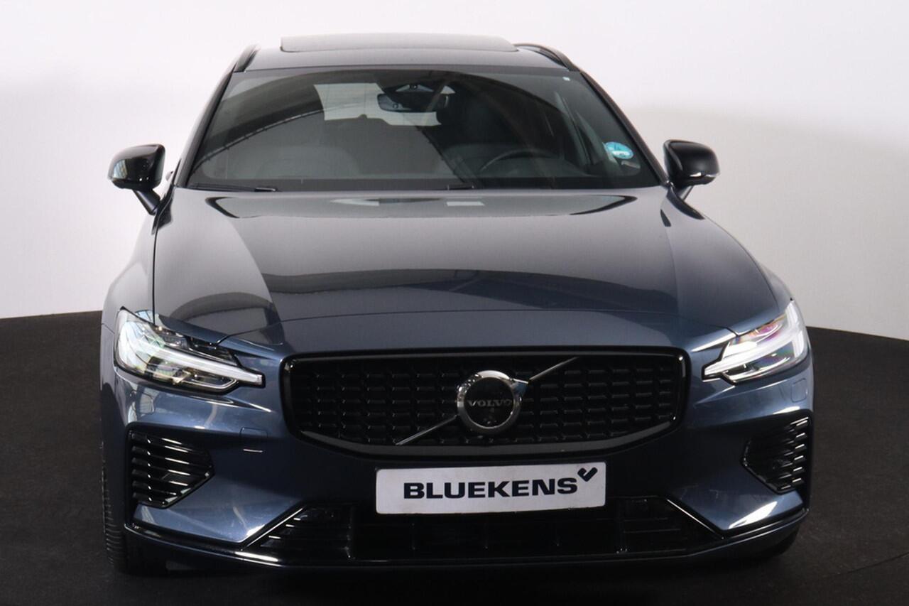 Volvo V60 T6 Recharge AWD Plus Dark - Panorama/schuifdak - IntelliSafe Assist & Surround - 360º Camera - Harman/Kardon audio - Adaptieve LED koplampen - Verwarmde voorstoelen, stuur & achterbank - Parkeersensoren voor & achter - Elektr. bedienb. voorstoelen met geh