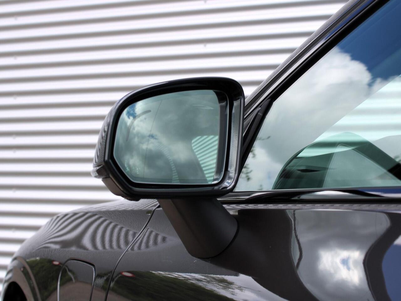 Volvo V60 2.0 T6 Plug-in hybrid AWD Plus Dark Automaat / 18" velgen / Harman Kardon / Privacy Glass / 360* camera