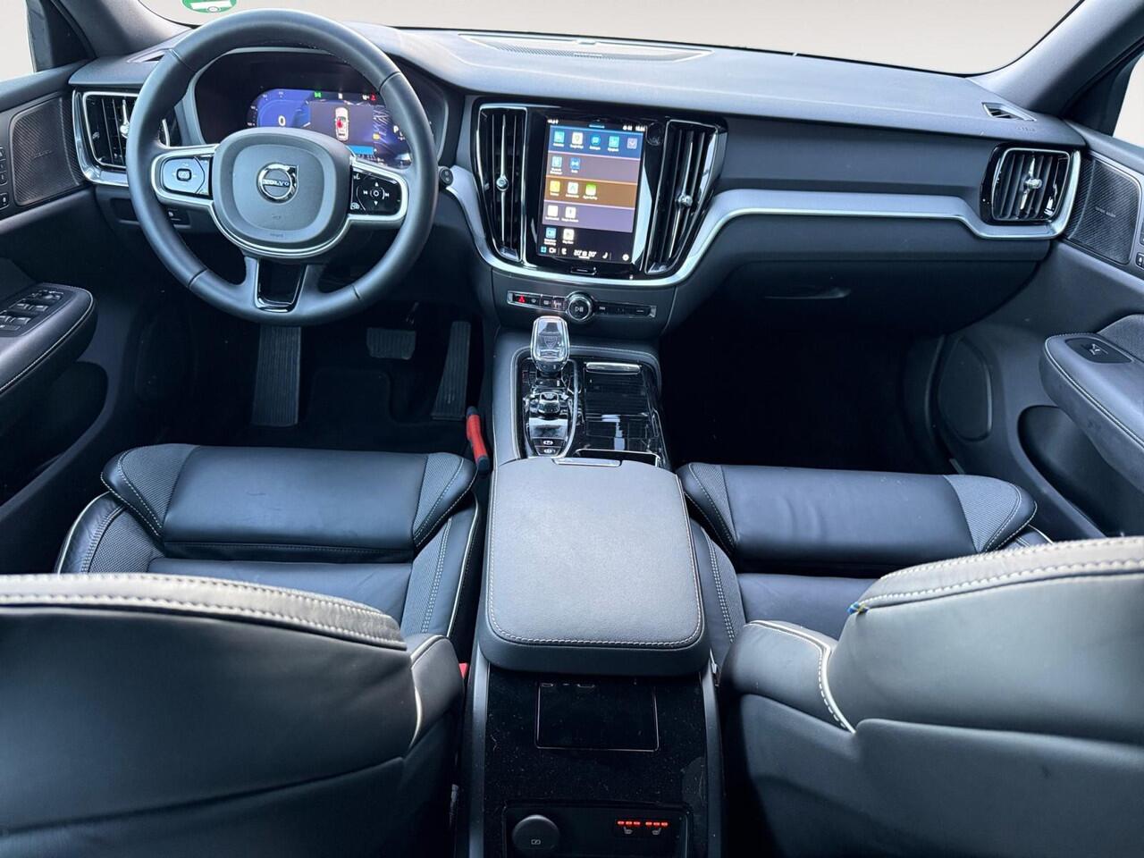 Volvo V60 2.0 T6 Plug-in hybrid AWD Plus Dark | Trekhaak | 360 graden camera | Verwarmde voorruit | Sportstoelen |