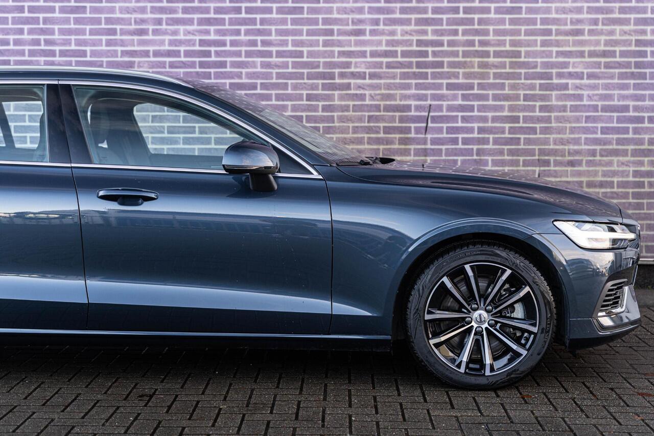 Volvo V60 2.0 T6 Plug-in hybrid AWD Essential Bright | Trekhaak | Stoel- / Stuurverwarming | Adaptive Cruise Control | Parkeercamera | Google | Carplay | Volvo On Call |
