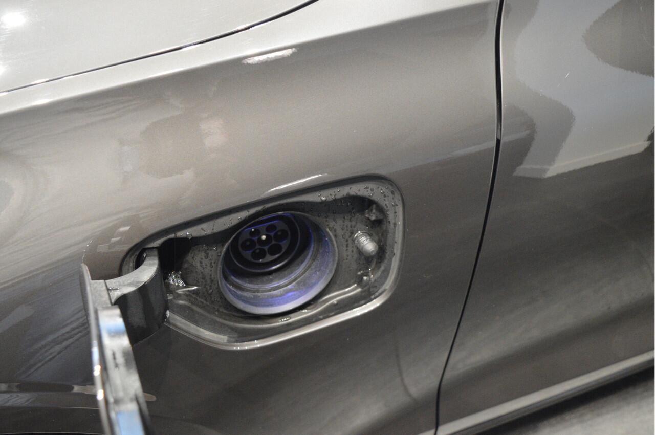 Volvo V60 2.0 T6 Plug-in hybrid AWD Plus Dark leer trekhaak 18 inch !!