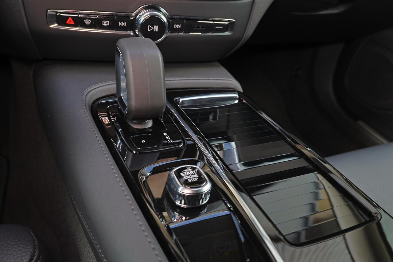 Volvo V60 T6 Recharge AWD Plus Dark - IntelliSafe Assist & Surround - 360º Camera - Harman/Kardon audio - Adaptieve LED koplampen - Verwarmde voorstoelen, stuur & achterbank - Parkeersensoren voor & achter - Elektr. bedienb. voorstoelen met geheugen - Extra getint 