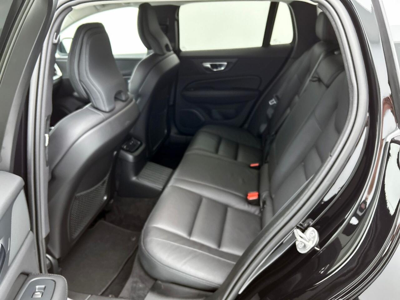 Volvo V60 2.0 T6 Essential Edition | Driver Assist | Leder | Climate | 19"