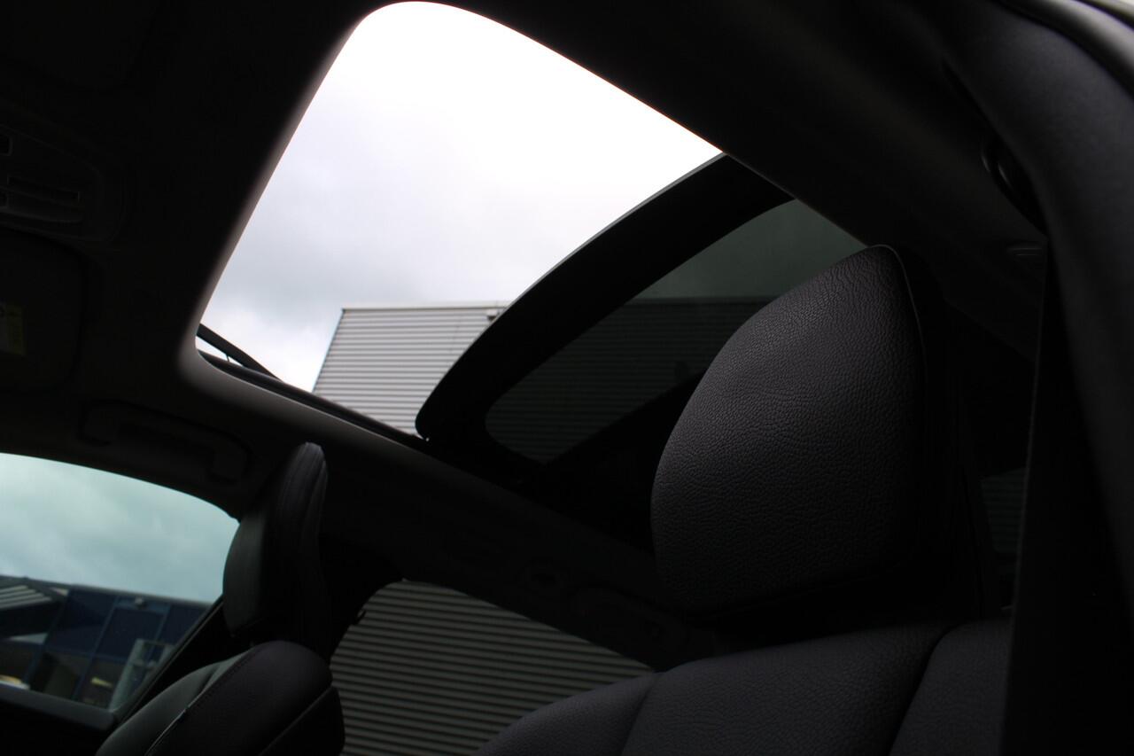 Volvo V60 2.0 T6 Plug-in hybrid AWD Plus Dark | Panoramadak | Trekhaak | H&K | BLIS | 360 Camera | Winterpack