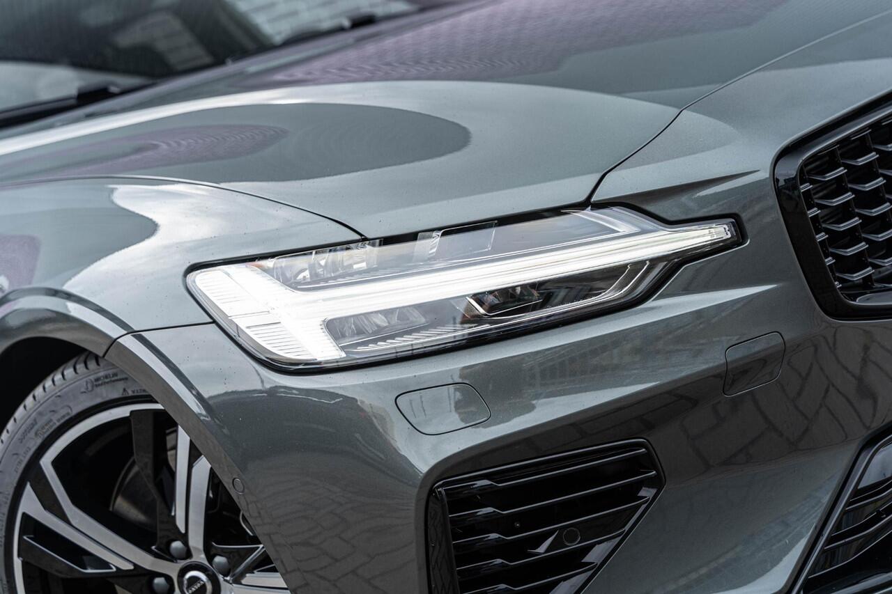 Volvo V60 T6 Plug-in hybrid AWD Ultra Dark | Google | Longe Range | Schuif-/Kanteldak | Lederen Bekleding | Head-Up Display | Getint Glas | Sportstoelen | Harman Kardon Audio | Memory | 19" LM