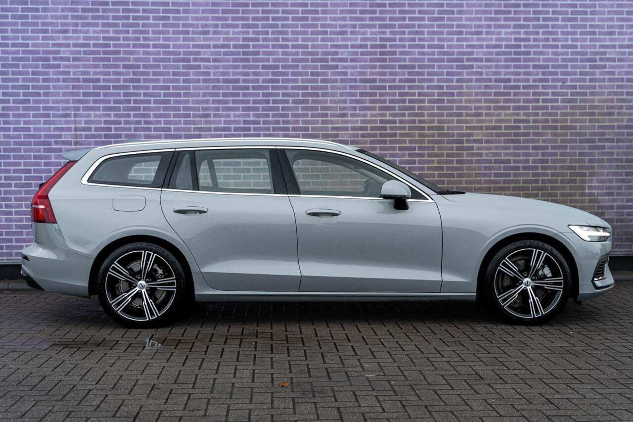 Volvo V60 T6 Plug-in hybrid AWD Essential Bright | Trekhaak | Lederen bekleding | 19" velgen | Google Maps navigatie | Apple Carplay / Android Auto | LED koplampen |