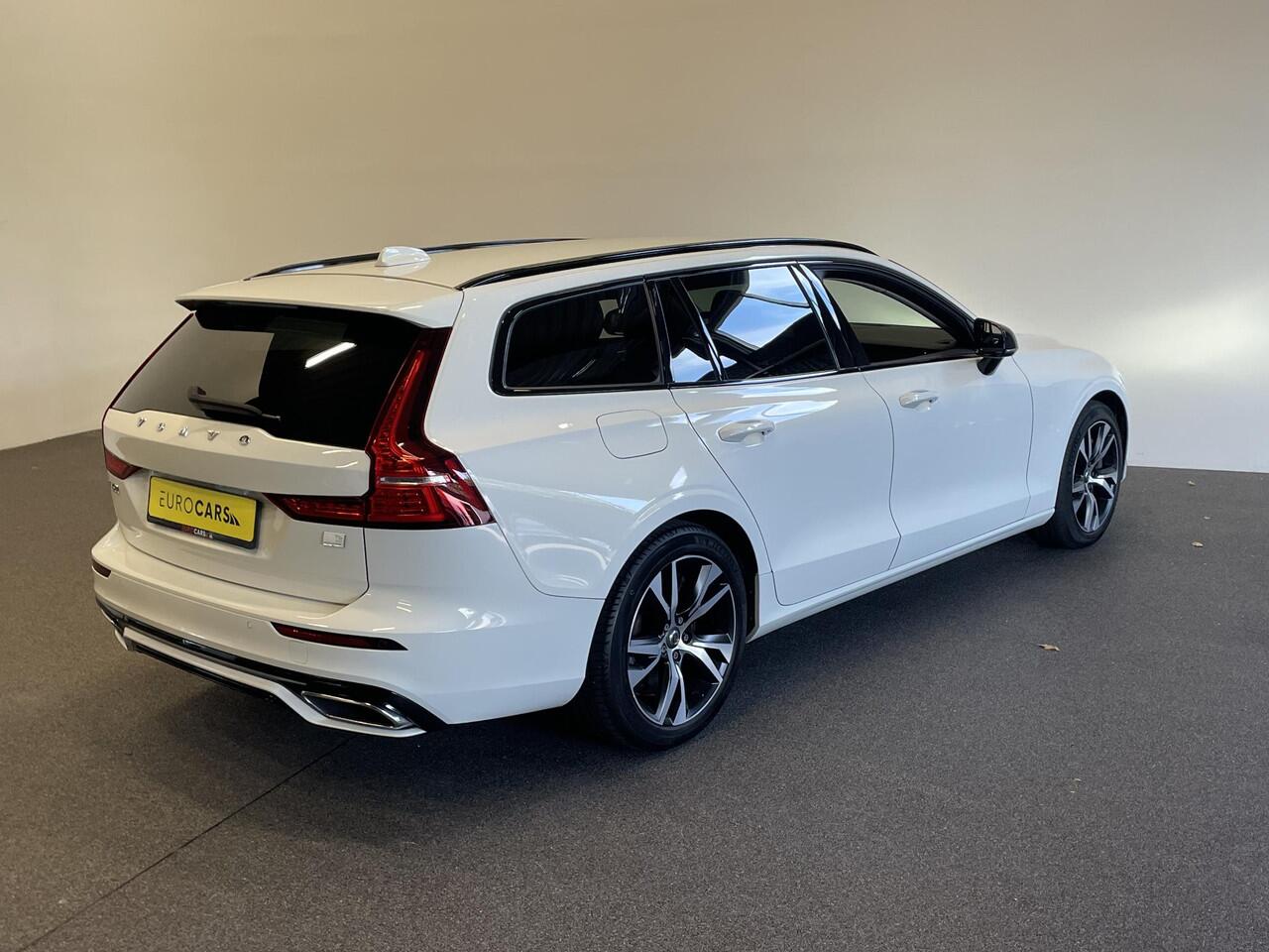 Volvo V60 2.0 T6 Recharge AWD R-Design Expression PHEV 340PK Airco ECC Navi Carplay PDC VA + Camera Full LED Trekhaak Privacy Glass Winter Pack Sensus connect High Performance Cruise Control