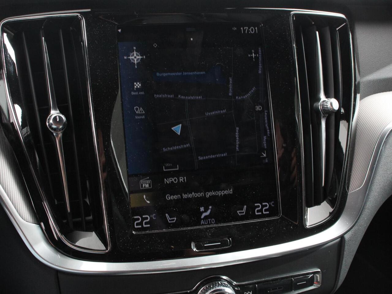 Volvo V60 2.0 B4 R-Design Navigatie Climate control Cruise control adaptive Parkeersensoren Achteruitrijcamera Keyless Navigatie Apple Carplay/ Android Auto