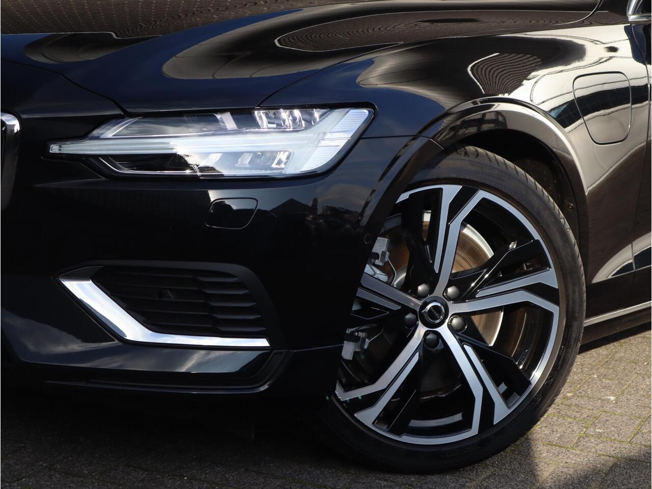 Volvo V60 2.0 T8 Plug-in hybrid AWD Ultimate Bright Automaat / Navigatiesysteem / Panoramadak / Trekhaak / Head-Up Display / Leder / Harman Kardon / Stoelverwarming / Achteruitrijcamera / Extra Getint Glas