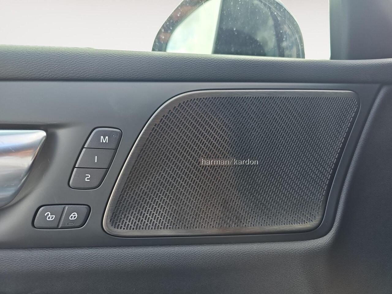 Volvo V60 2.0 T6 Plug-in hybrid AWD Plus Dark | Sportstoelen | Harman/Kardon | Trekhaak | 360 graden camera |