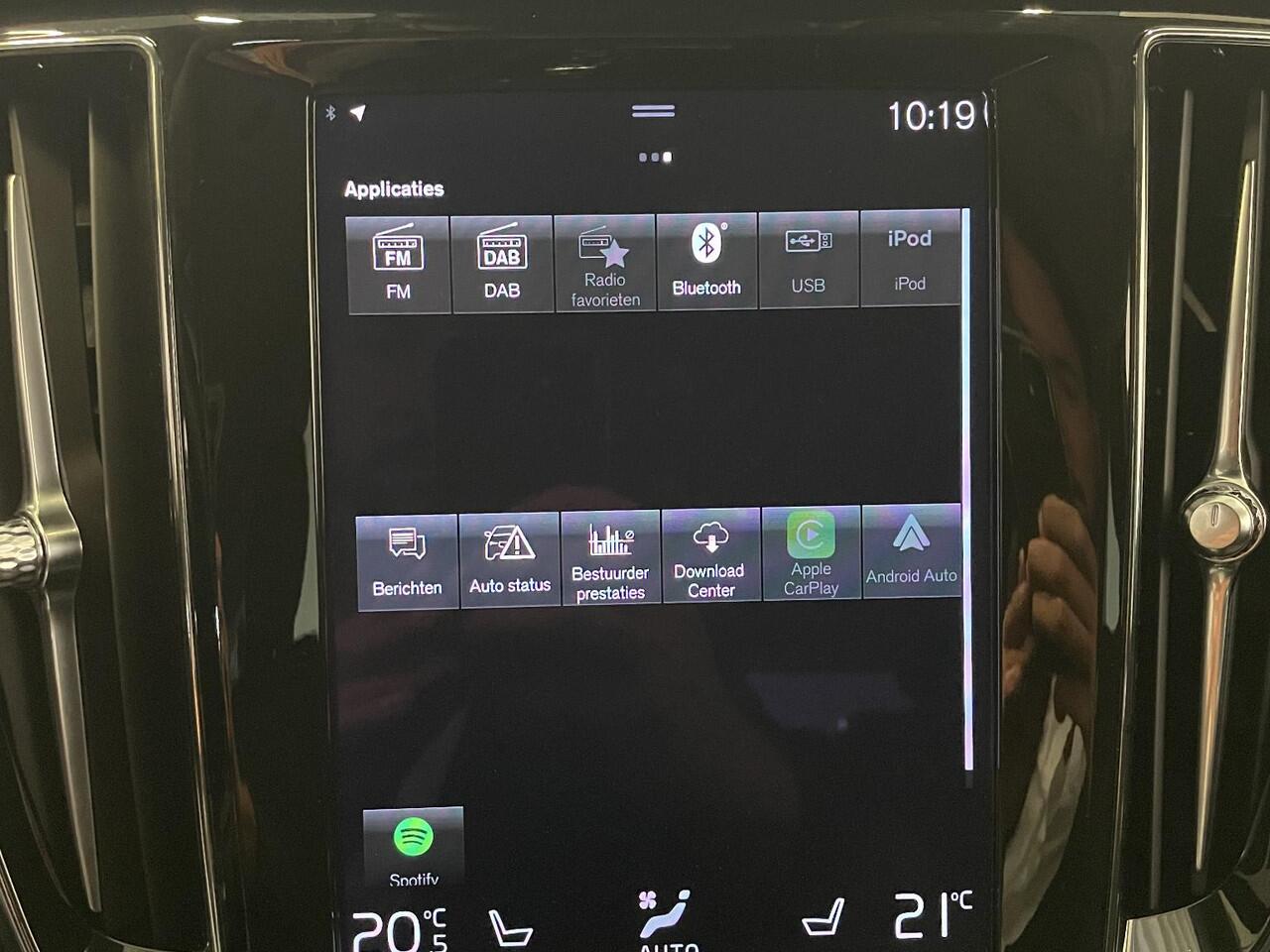 Volvo V60 2.0 T6 Recharge AWD R-Design Expression PHEV 340PK Airco ECC Navi Carplay PDC VA + Camera Full LED Trekhaak Privacy Glass Winter Pack Sensus connect High Performance Cruise Control