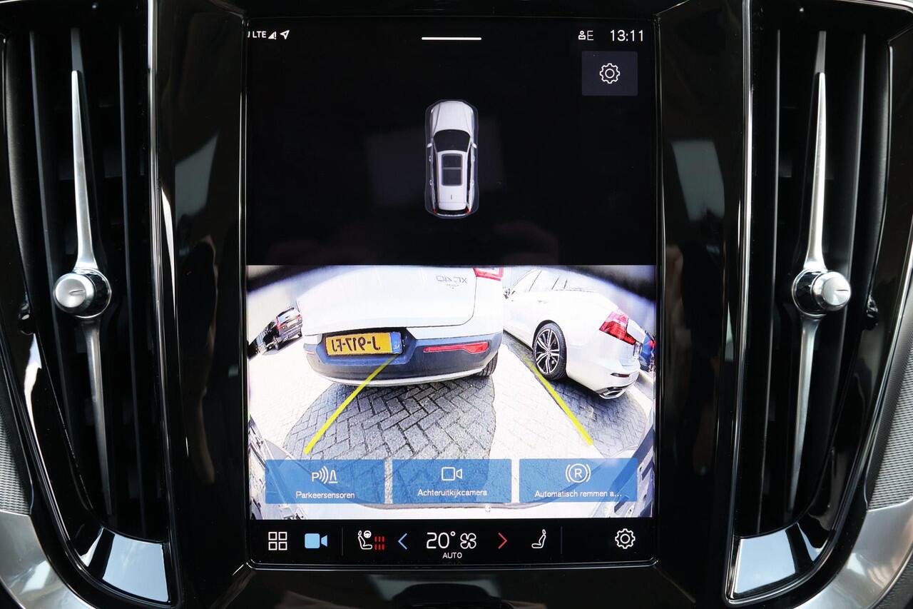Volvo V60 T6 Recharge Essential - IntelliSafe Assist & Surround - Parkeercamera achter - Lederen Bekleding - Verwarmde voorstoelen, stuur & achterbank - Parkeersensoren voor & achter - Elektr. verstelbare lendesteunen - 19' LMV