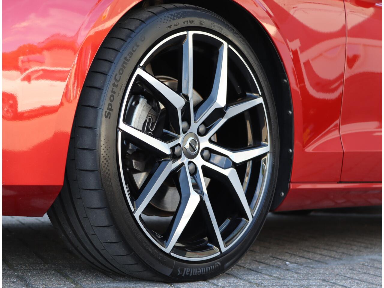 Volvo V60 2.0 B3 R-Design | 20" Polestar | Black optiek | Panoramadak | H&K | Trekhaak