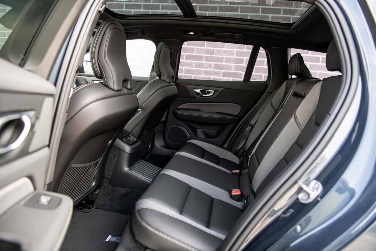 Volvo V60 2.0 T6 Plug-in hybrid AWD Plus Dark | Panoramadak | 19" | Getint glas | harman/kardon | Verwarmde voorruit | Exterior Styling | Black Pack