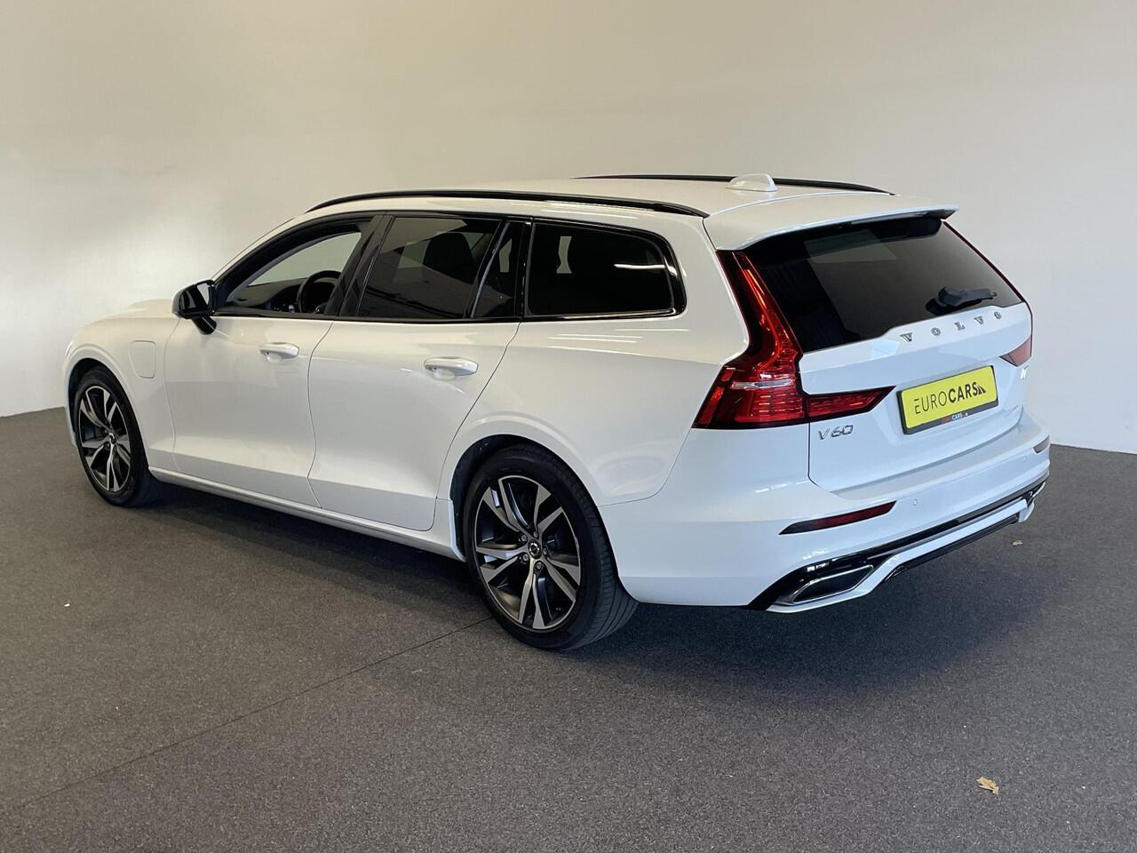 Volvo V60 2.0 T6 Recharge AWD R-Design Expression PHEV 340PK Airco ECC Navi Carplay PDC VA + Camera Full LED Trekhaak Privacy Glass Winter Pack Sensus connect High Performance Cruise Control