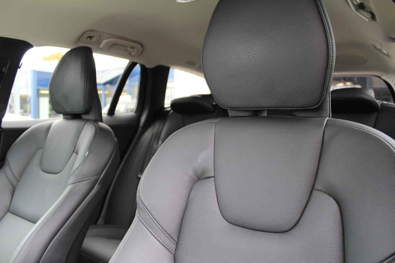 Volvo V60 2.0 T6 Plug-in hybrid AWD Plus Dark | Leder | Trekhaak | 360 Camera | H&K | Pilot Assist