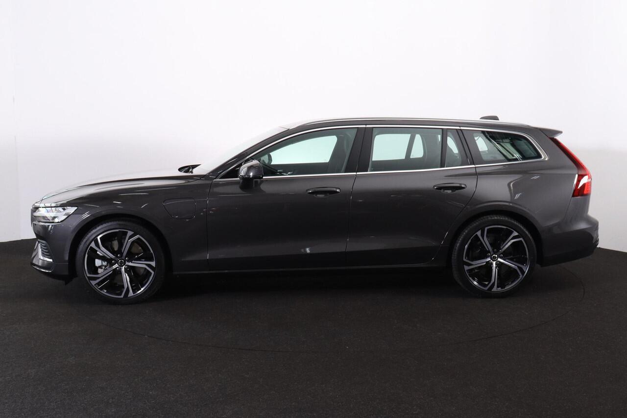 Volvo V60 T6 Recharge Essential - IntelliSafe Assist & Surround - Parkeercamera achter - Lederen Bekleding - Verwarmde voorstoelen, stuur & achterbank - Parkeersensoren voor & achter - Elektr. verstelbare lendesteunen - 19' LMV