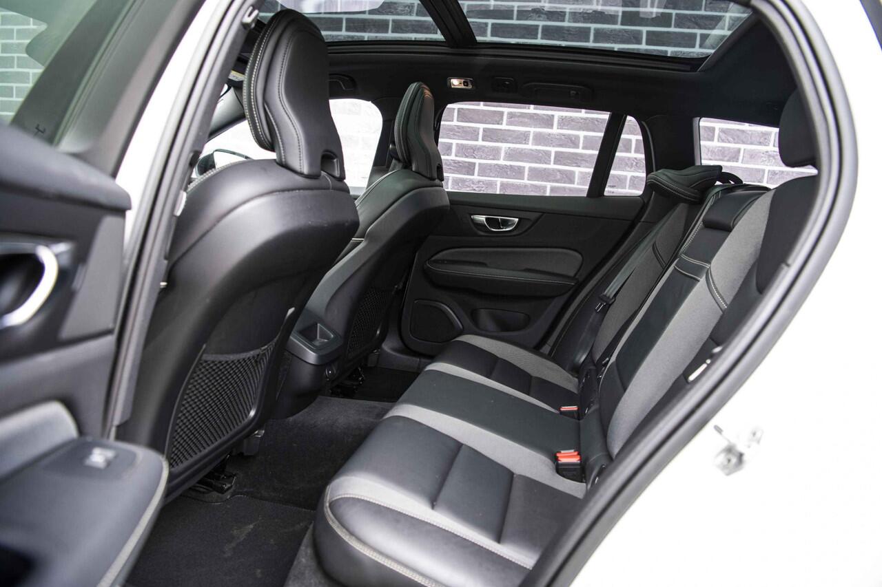 Volvo V60 2.0 B3 R-Design | Panoramadak | Parkeercamera | Parkeersensoren V + A | Adaptieve Cruise Control | Dode Hoek Detectie |