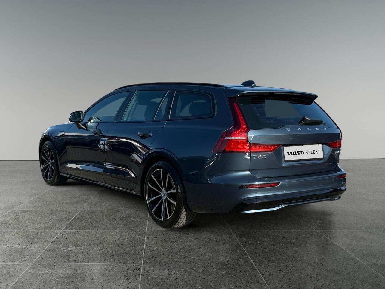 Volvo V60 2.0 T6 Plug-in hybrid AWD Plus Dark | Trekhaak | Panoramadak | Sportstoelen | Harman/Kardon |