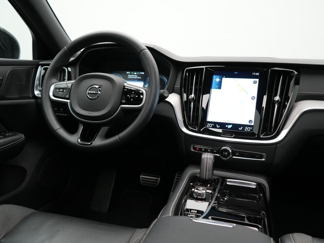 Volvo V60 T6 Recharge AWD R-Design LONG RANGE Plug In Hybrid Dealer O.H. PHEV | Panodak | Lederen Sportstoelen Memory | Harman Kardon | Apple Carplay | Navigatie | Camera | L.M. 19" | DAB | Virtual |