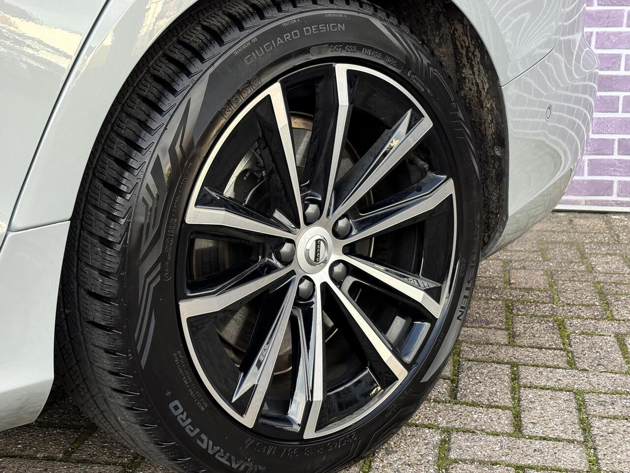 Volvo V60 2.0 T6 Plug-in hybrid AWD Plus Dark | 360° Camera | Stoel en stuurverwarming | Trekhaak | Adaptieve cruise control | Harman/Kardon audio | BLIS dodehoekdetectie |