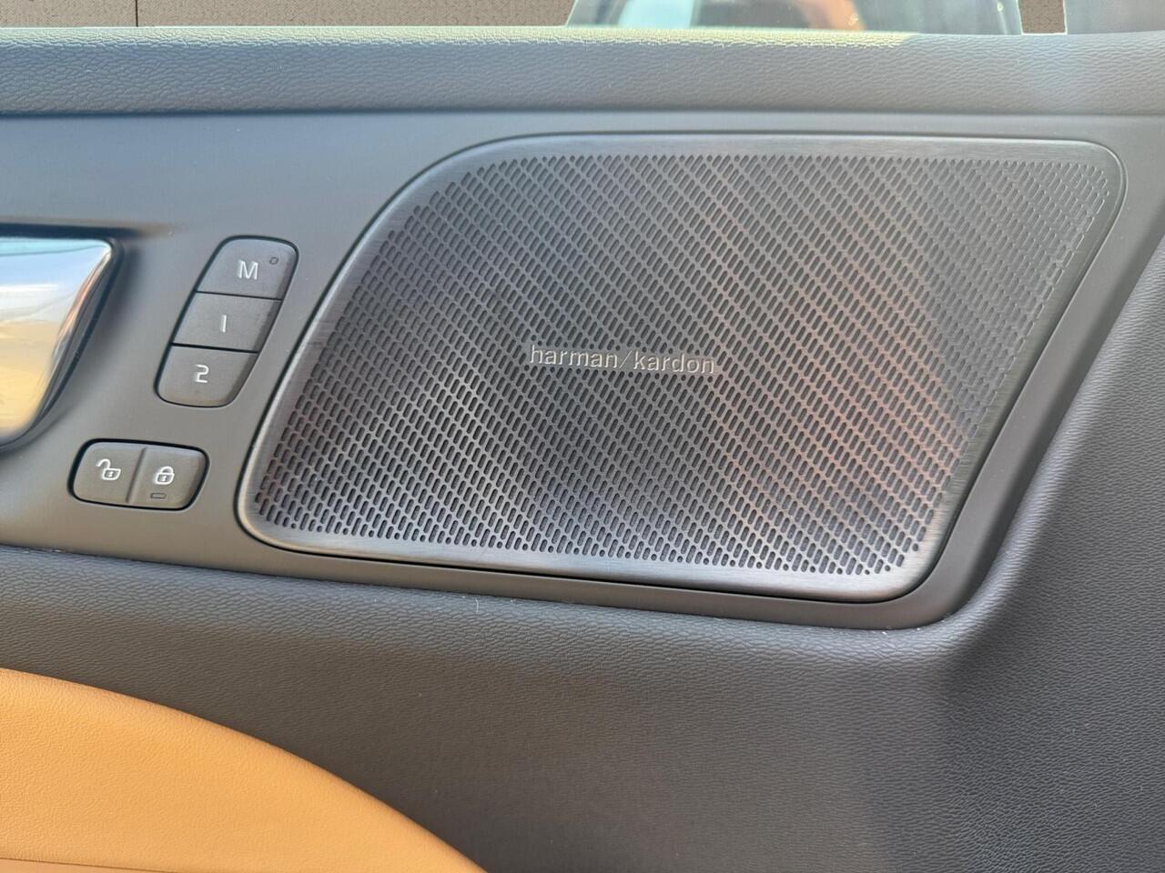 Volvo V60 2.0 T6 Plug-in hybrid AWD Plus Dark | PRIVATE LEASE VANAF: ¤1017 p.m. | Amber Nappa Lederen bekleding | Panoramadak | Extra getint glas | Harman/Kardon Audio |