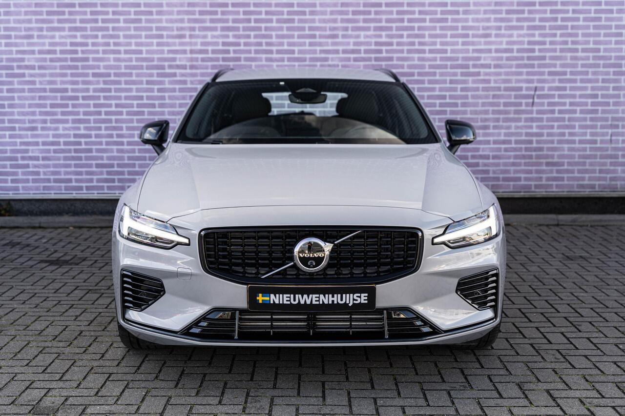 Volvo V60 2.0 T6 Plug-in hybrid AWD Plus Dark | Harman Kardon Audio | Trekhaak | Stoel- / Stuurverwarming Voor + Achter | 360 Camera | Adaptive Cruise | Long Range | Google | Carplay | Dodehoekdetectie