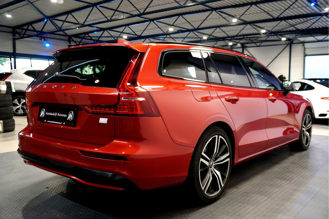 Volvo V60 2.0 T8 AWD Long Range 335kW/455pk Aut8 Plug-in hybrid Plus Dark PANORAMADAK + PILOT ASSIST + EL.TREKHAAK + STOEL-&STUURVERWARMING + MATRIX LED + ADAPT.CRUISE + KEYLESS + SPORTSTOELEN + CAMERA + PARKSENSOREN V&A + 19" LM-VELGEN!!
