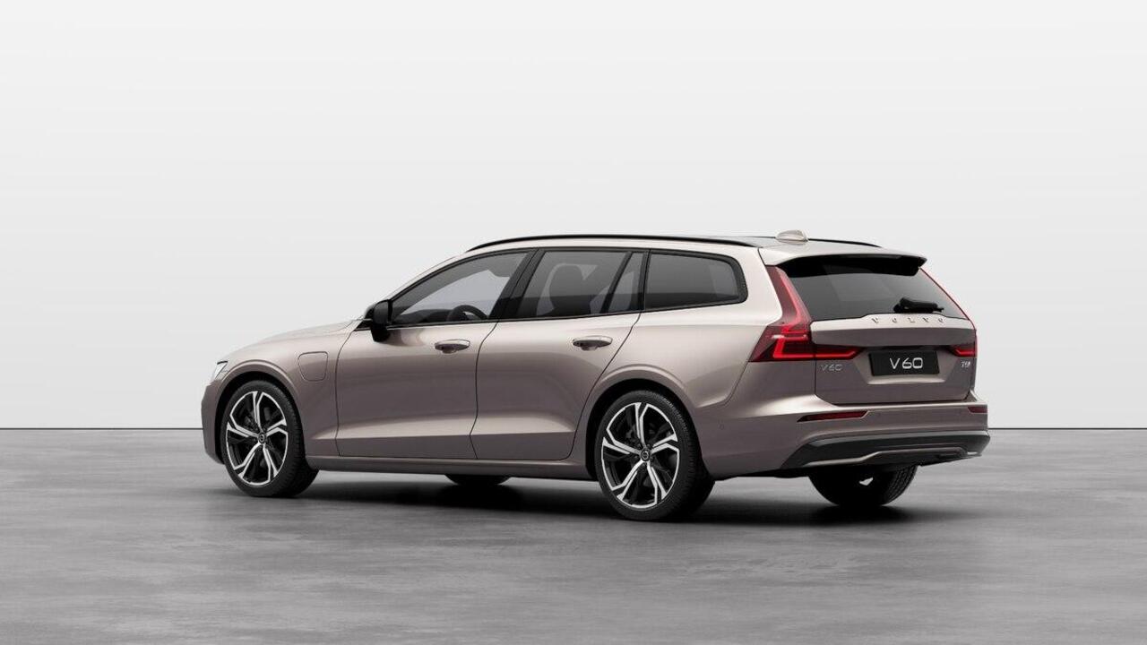 Volvo V60 2.0 T6 Plug-in hybrid AWD Plus Dark | Verwacht Nov. 2025 | Head-Up Display | 360º Camera | 19" Lichtmetalen Wielen | Premium Audio by Harman Kardon | Nappa Lederen Contourstoelen |