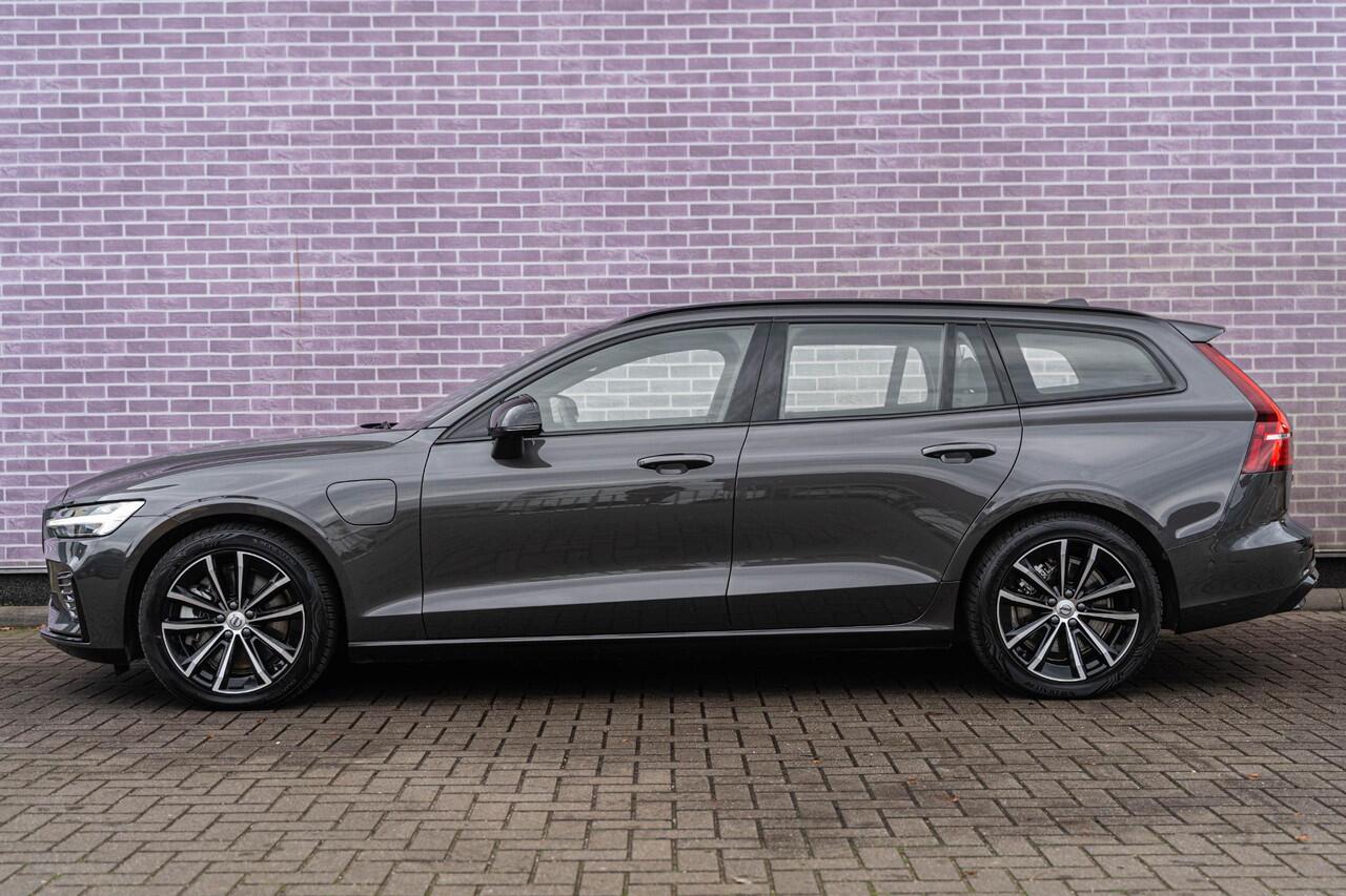 Volvo V60 2.0 T6 Plug-in hybrid AWD Plus Dark | Harman Kardon Audio | Trekhaak | Stoel- / Stuurverwarming Voor + Achter | 360 Camera | Adaptive Cruise | Long Range | Google | Carplay | Dodehoekdetectie
