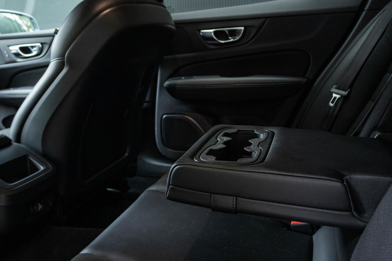 Volvo V60 T4 Automaat Momentum Pro | 19'' Lichmetalen velgen | Navigatie | Dealeronderhouden | Elektrisch bedienbare achterklep | Keyless start | Parkeersensoren achter |