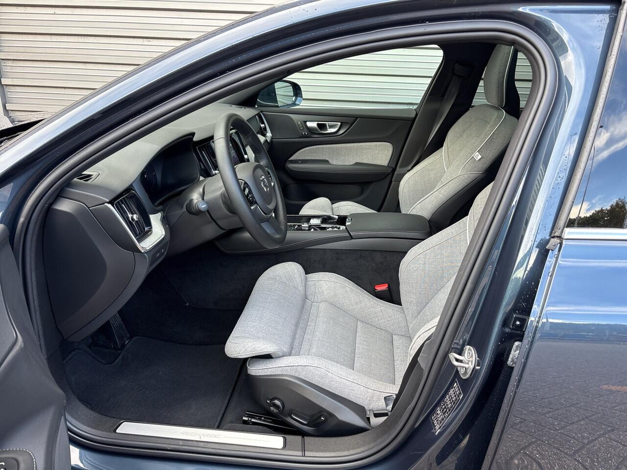 Volvo V60 T6 350PK Automaat Recharge AWD Plus Bright | ACC | Panoramadak | 360 camera | Stuurverwarming | 19"LMV | Elektr. stoel