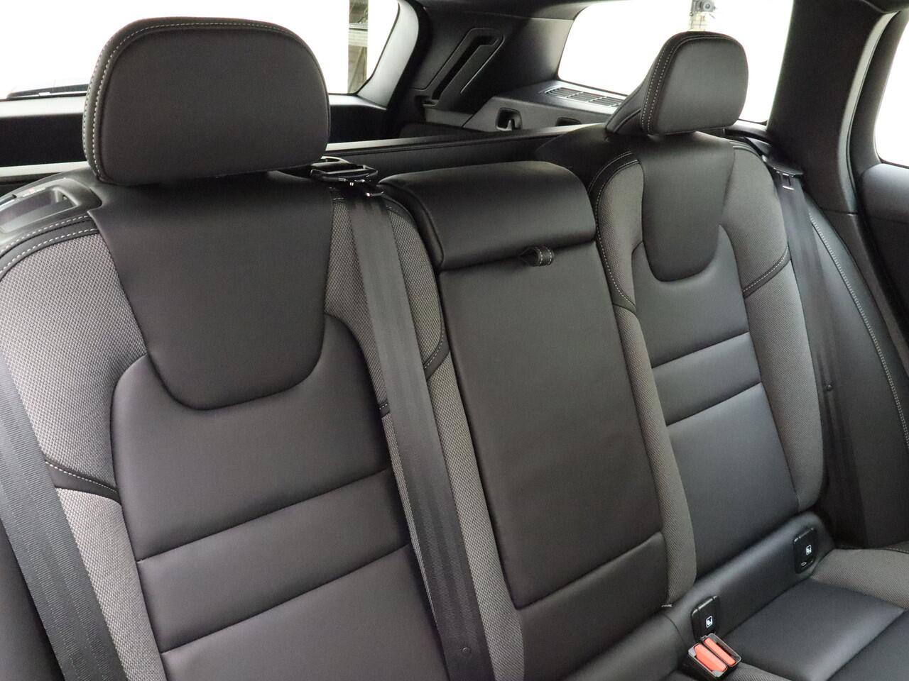 Volvo V60 T6 350pk AWD Plus Dark / Sportleder / 360 Camera / El. Trekhaak / Harman&Kardon / Verw. Voorruit / Keyless / Adapt. Cruise / BLIS / El. Stoelen / Stoel + Stuurw. Verwarming /