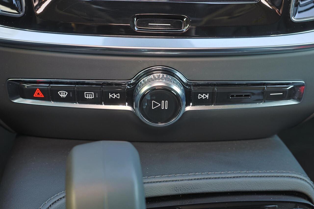 Volvo V60 T6 Recharge AWD Plus Dark - IntelliSafe Assist & Surround - 360º Camera - Harman/Kardon audio - Adaptieve LED koplampen - Verwarmde voorstoelen, stuur & achterbank - Parkeersensoren voor & achter - Elektr. bedienb. voorstoelen met geheugen - Extra getint 