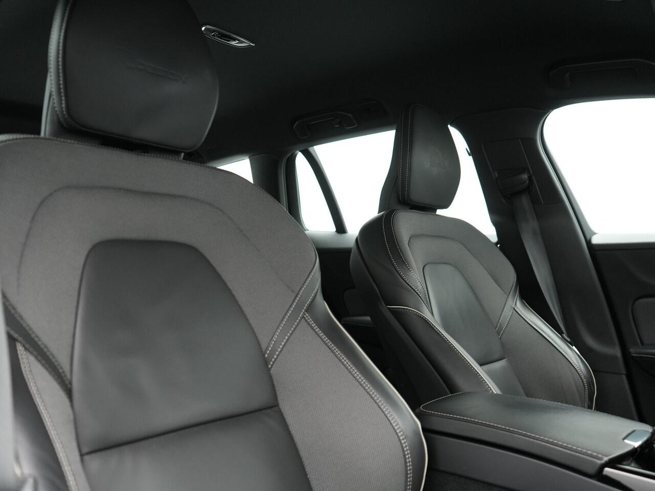 Volvo V60 T6 Recharge AWD R-Design Plug In Hybrid 340pk Dealer O.H PHEV | Trekhaak Af Fabriek | Adaptive Cruise | Camera | Lederen Sporstoelen Memory & Verwarmd | Harman & Kardon | Apple Carplay | Navigatie | Virtual | DAB |