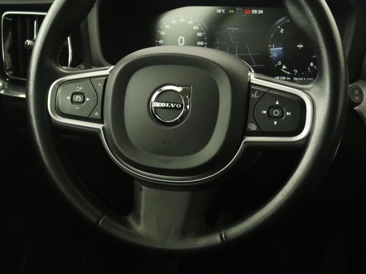 Volvo V60 2.0 D4 Momentum | Carplay | Half leder | Navigatie | Full LED | Digital Cockpit | Parkeerverwarming | Climate control | Parkeerhulp | Cruise control