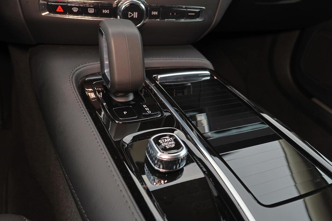 Volvo V60 T6 Recharge AWD Essential - IntelliSafe Assist & Surround - Parkeercamera achter - Verwarmde voorstoelen, stuur & achterbank - Parkeersensoren voor & achter - High Performance audio - Elektr. inklapbare trekhaak - 18' LMV