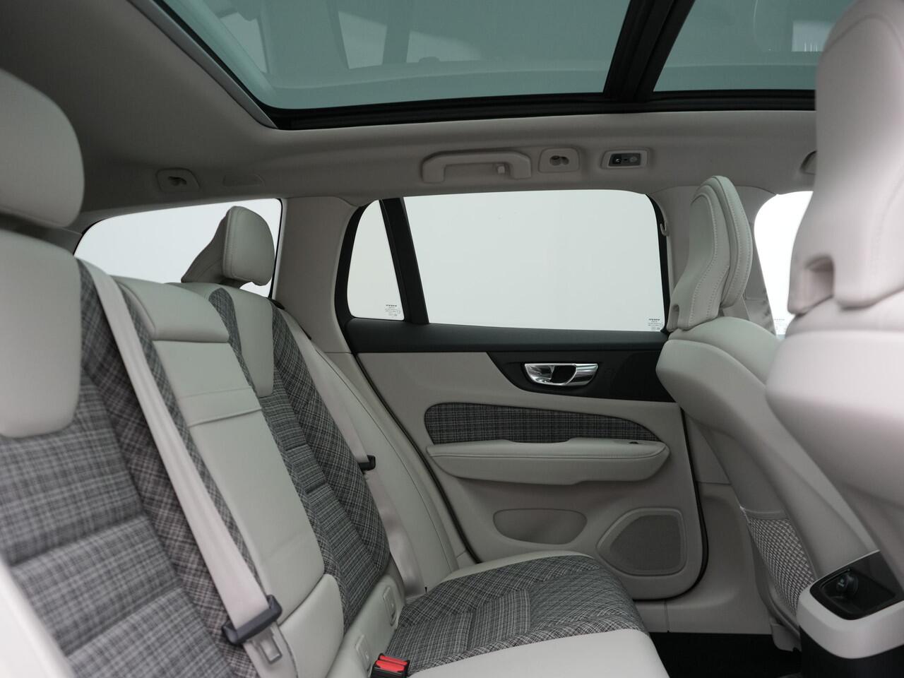 Volvo V60 T6 Twin Engine AWD Momentum Pro Plug In Hybrid 340pk Dealer O.H PHEV | Panodak | Adaptive Cruise | Camera | Apple Carplay | Sportstoelen Verwarmd | Virtual | Blis |