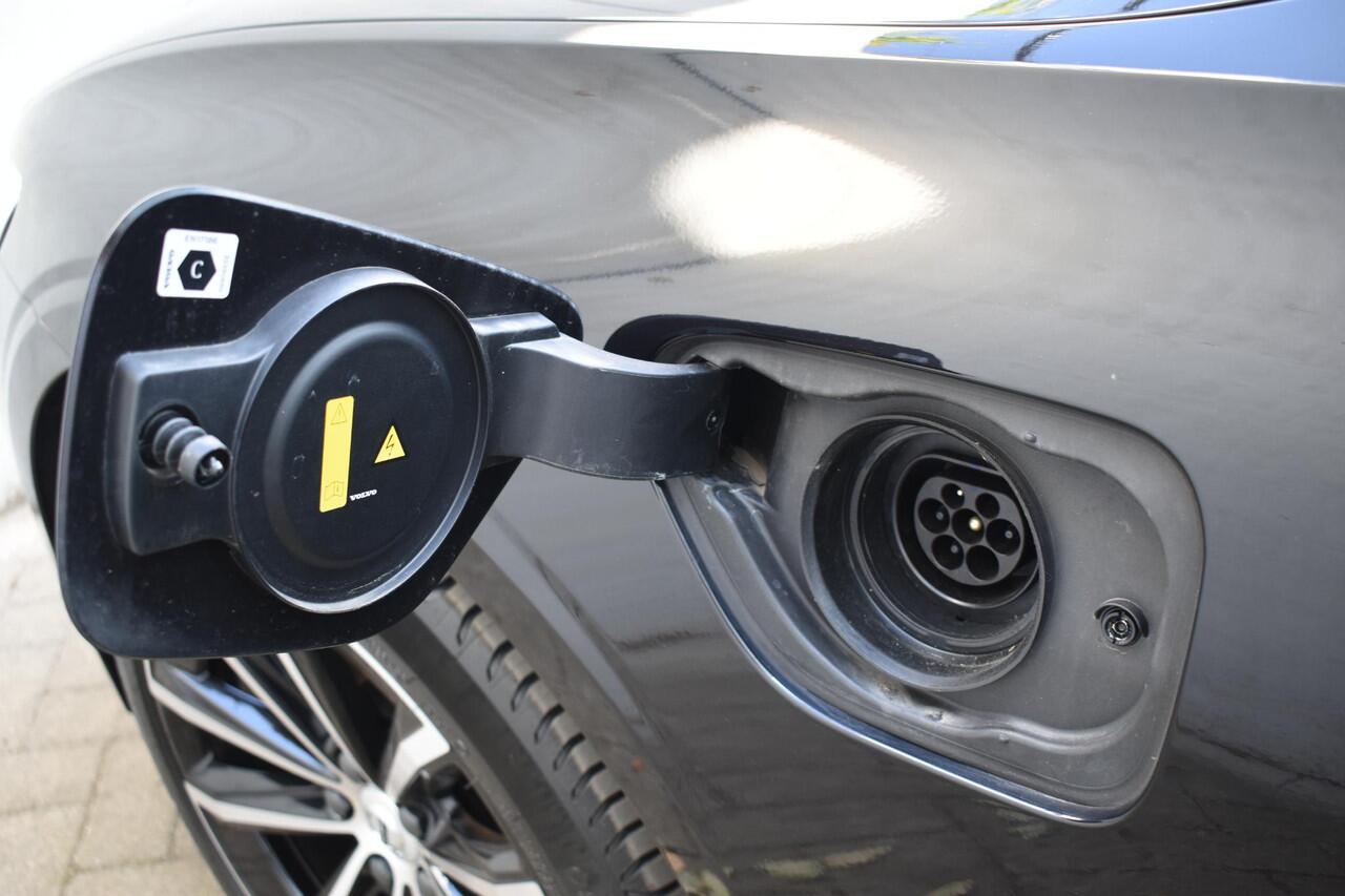 Volvo V60 T6 350PK Automaat Plug-in Hybrid AWD Plus Dark / Navigatie / Camera / Adaptieve Cruise Control / Elektrische Stoelen / Leder / LM Velgen /
