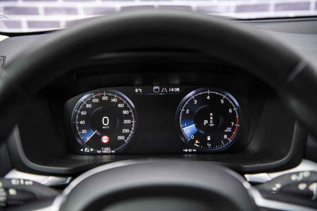 Volvo V60 2.0 B3 Momentum Advantage | Parkeer Camera | 17" Lichtmetalen Velgen | Stoel en Stuurverwarming | Parkeersensoren Voor en Achter |