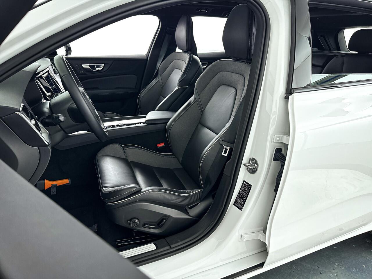 Volvo V60 B4 Aut. Plus Dark | Panoramadak | 360º camera | Harman Kardon | Trekhaak | Stoel- stuurverwarming