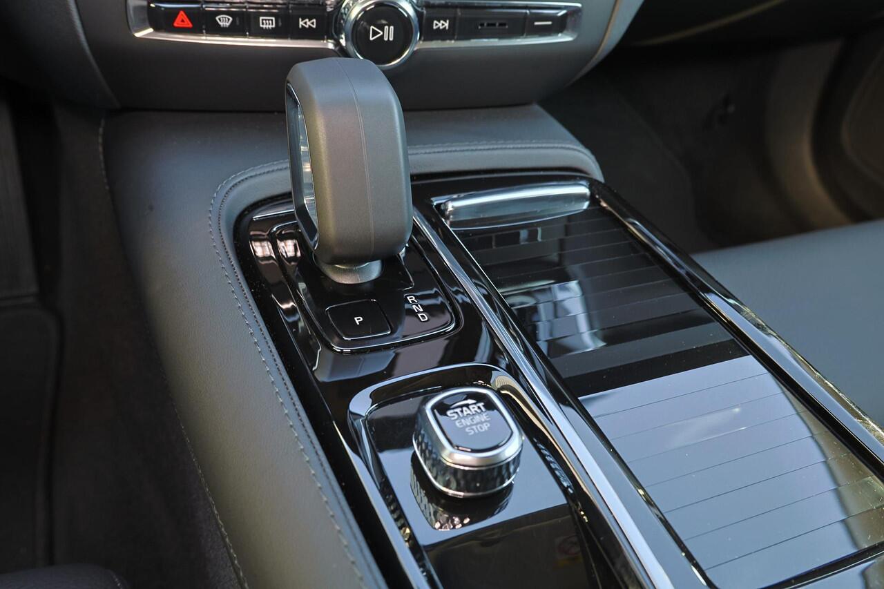 Volvo V60 T6 Recharge AWD Plus Dark - IntelliSafe Assist & Surround - 360º Camera - Harman/Kardon audio - Adaptieve LED koplampen - Verwarmde voorstoelen, stuur & achterbank - Parkeersensoren voor & achter - Elektr. bedienb. voorstoelen met geheugen - Extra getint 