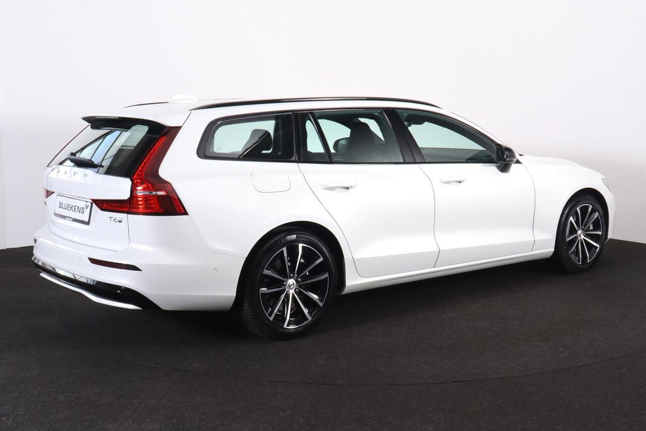Volvo V60 T6 Recharge AWD Plus Dark - IntelliSafe Assist & Surround - 360º Camera - Harman/Kardon audio - Verwarmde voorstoelen, stuur & achterbank - Parkeersensoren voor & achter - Elektr. bedienb. voorstoelen met geheugen - Elektr. inklapbare trekhaak - 18' LMV