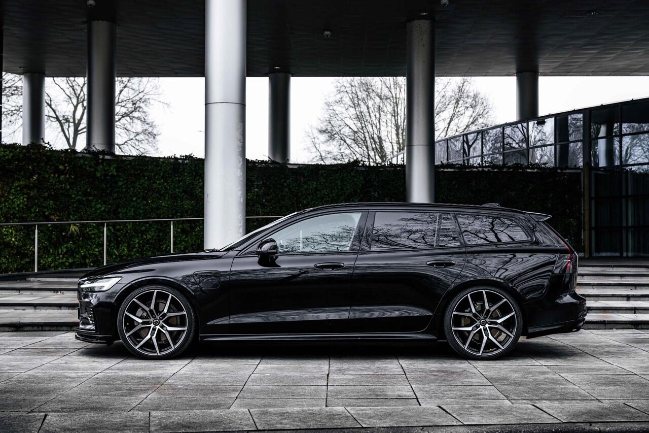 Volvo V60 2.0 T8 Plug-in hybrid AWD Ultra Dark Performance Edition | Heico Body Kit | 21" Polestar Velgen | Donker Glas | Trekhaak | Polestar Tuning | Uniek |