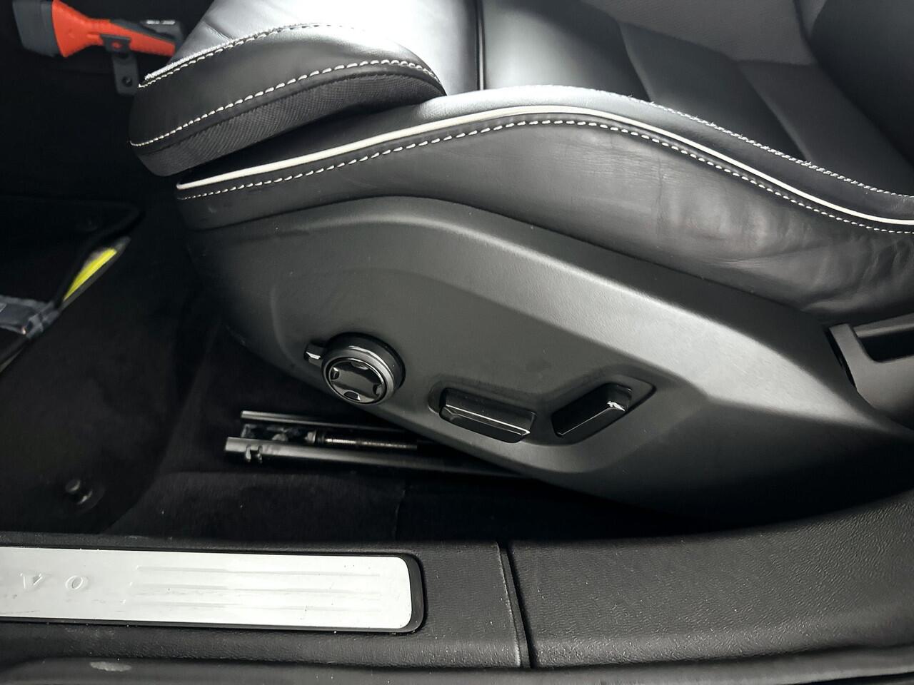 Volvo V60 T6 Aut. Plug-in hybrid AWD Plus Dark | Panoramadak | 360° camera | Stoel- en Stuurverwarming | Harman Kardon | Trekhaak