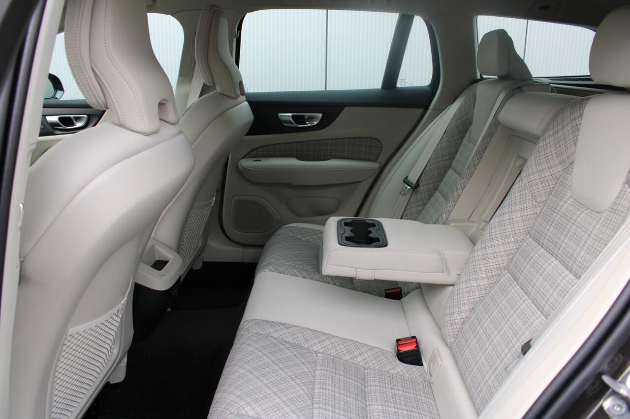 Volvo V60 B3 Essential Edition | Trekhaak | Stoelverwarming | Pilot Assist