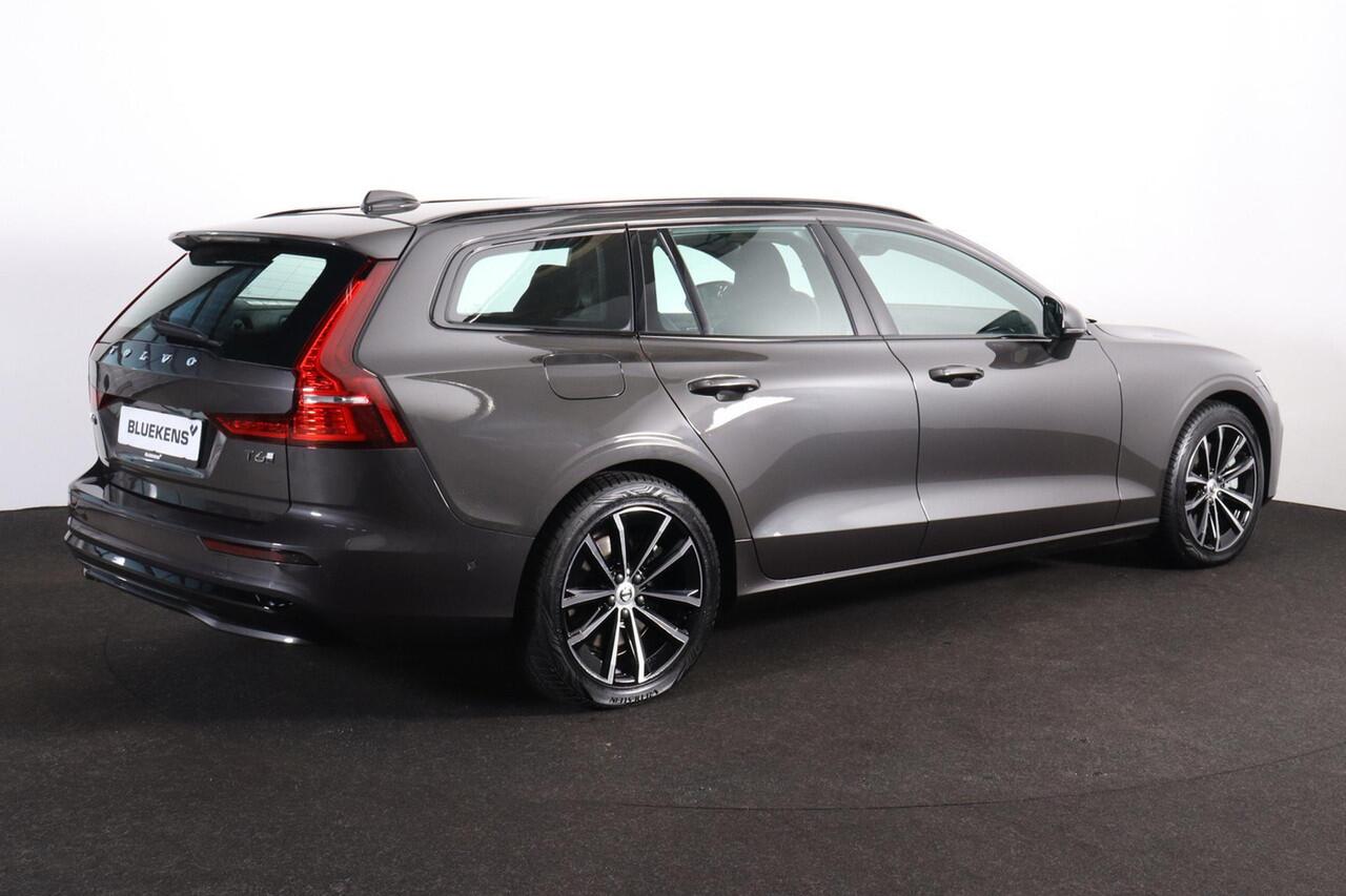 Volvo V60 T6 Recharge AWD Plus Dark - IntelliSafe Assist & Surround - 360º Camera - Harman/Kardon audio - Verwarmde voorstoelen, stuur & achterbank - Parkeersensoren voor & achter - Elektr. bedienb. voorstoelen met geheugen - Elektr. inklapbare trekhaak - 18' LMV