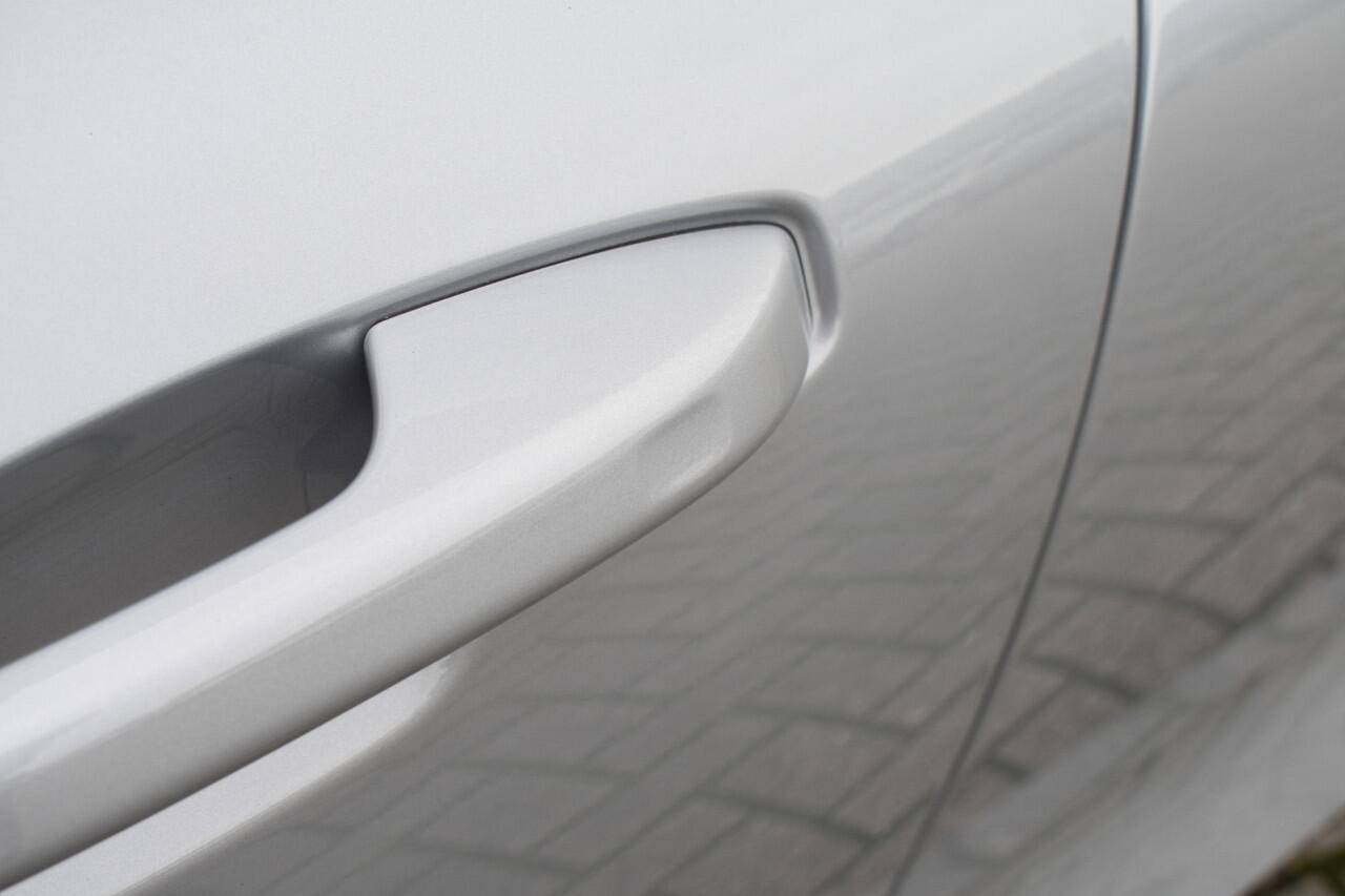 Volvo V60 T6 350PK Plug-in Hybrid AWD Plus Dark | Harman/Kardon | Lichtmetalen velgen 19" |