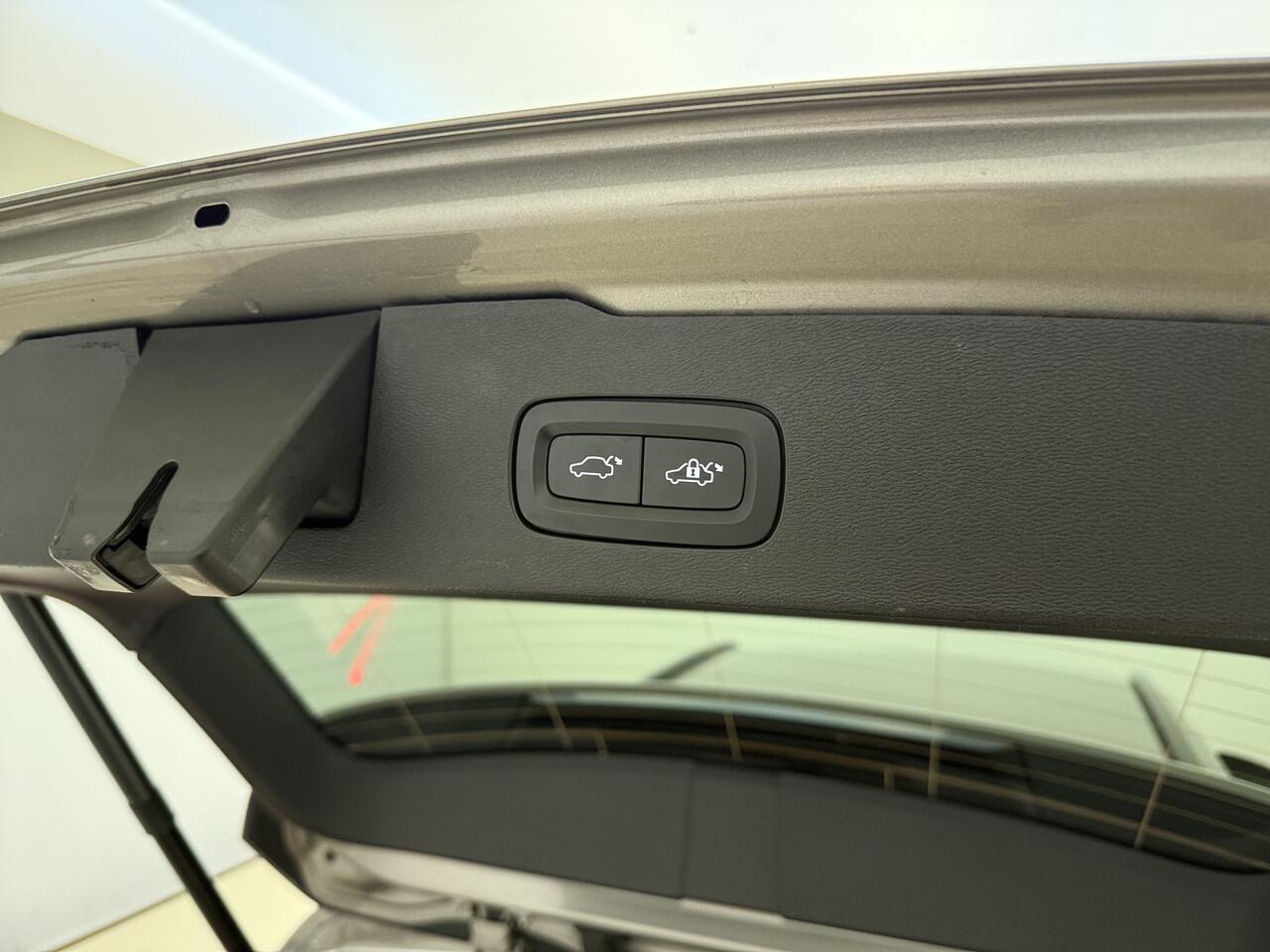 Volvo V60 B3 177pk R-Design / Adapt. Cruise / BLIS / Elektr. Bestuurdersstoel / Stoel + Stuurw. Verwarming / Sportstoelen / Elektr. Achterklep / PDC + Camera / DAB / Getint glas / 18'' / Keyless /